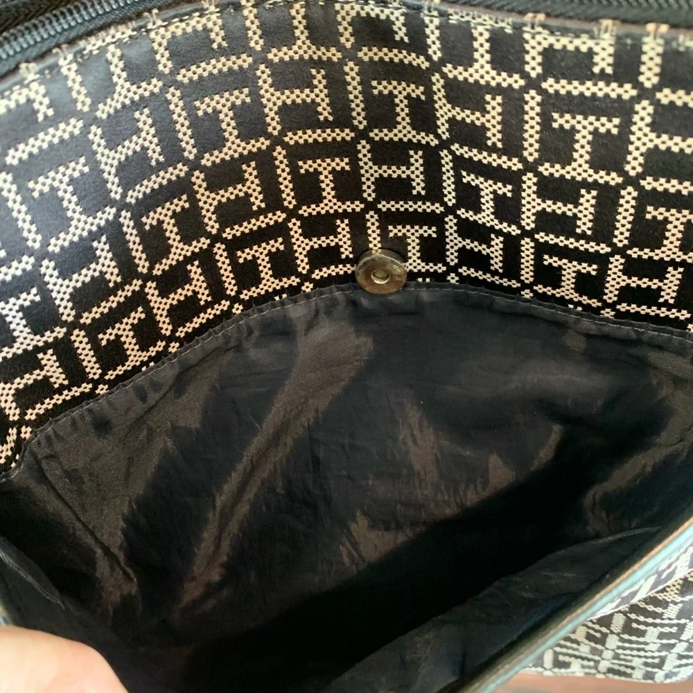 Tommy Hilfiger Garden Classics II-Medium Crossbody - Picture 7 of 9